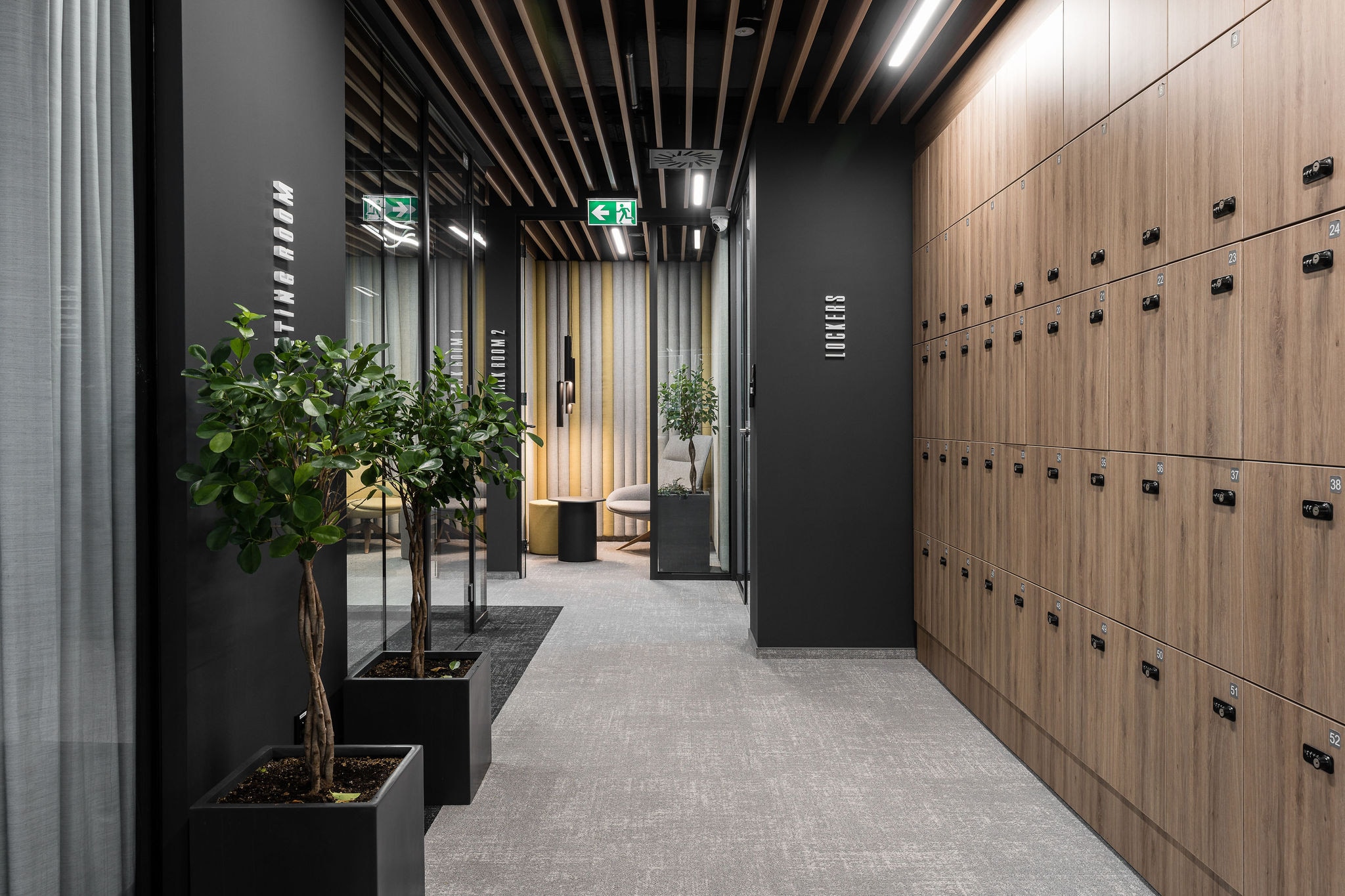 Biuro IT HUB w Poznaniu z żółtymi obwodami i strefami kolaboracji