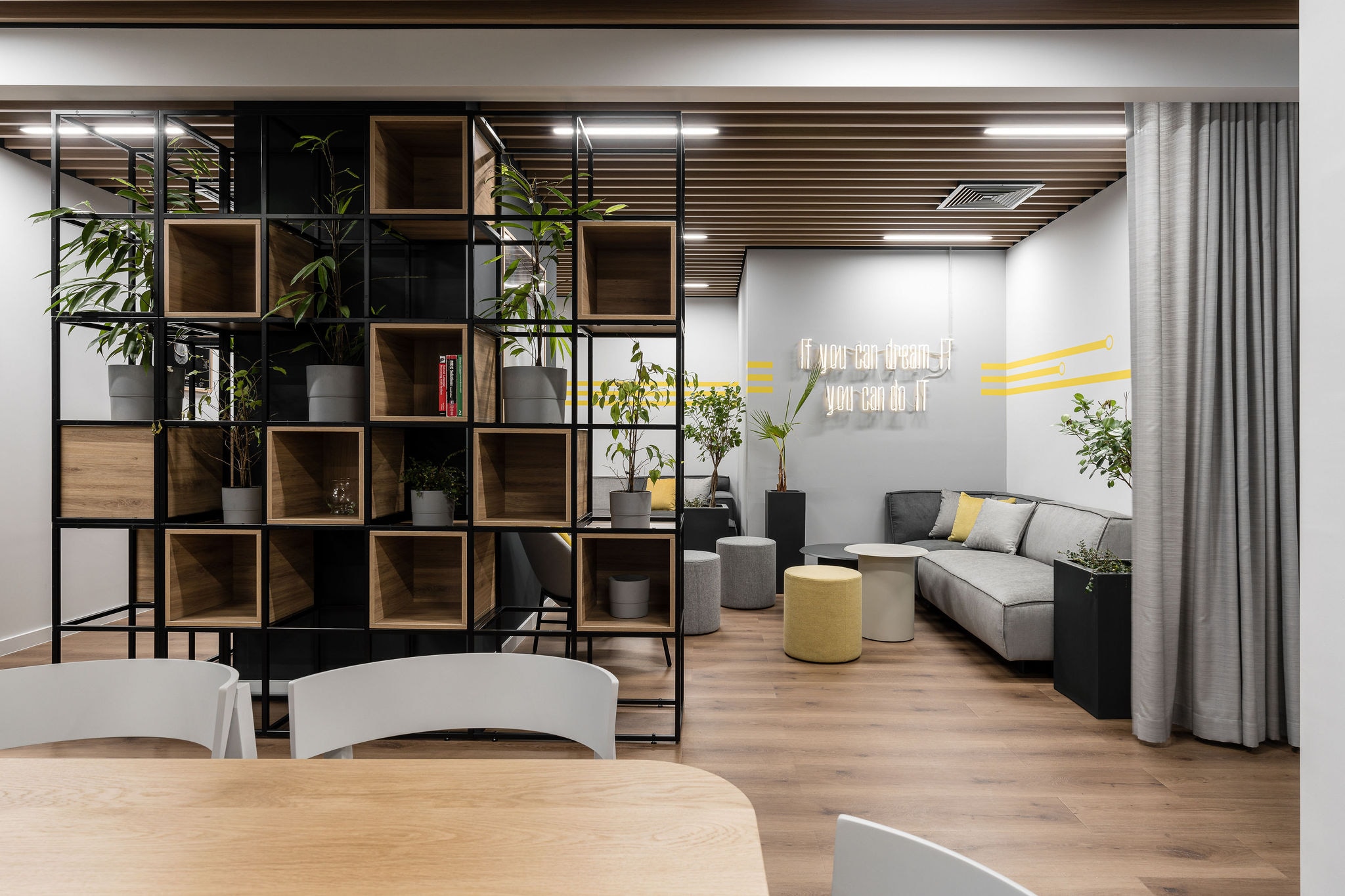 Biuro IT HUB w Poznaniu z żółtymi obwodami i strefami kolaboracji