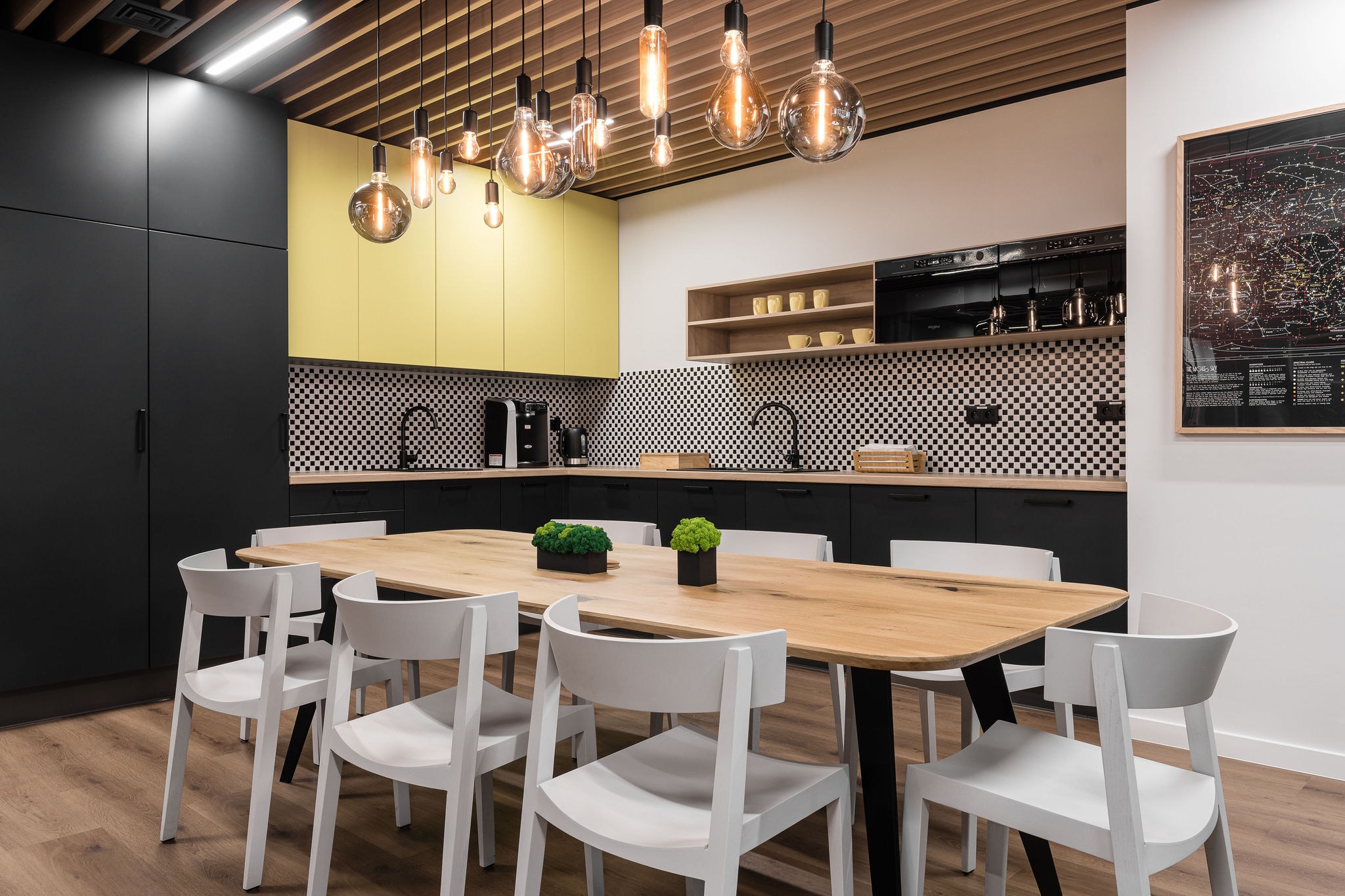 Biuro IT HUB w Poznaniu z żółtymi obwodami i strefami kolaboracji