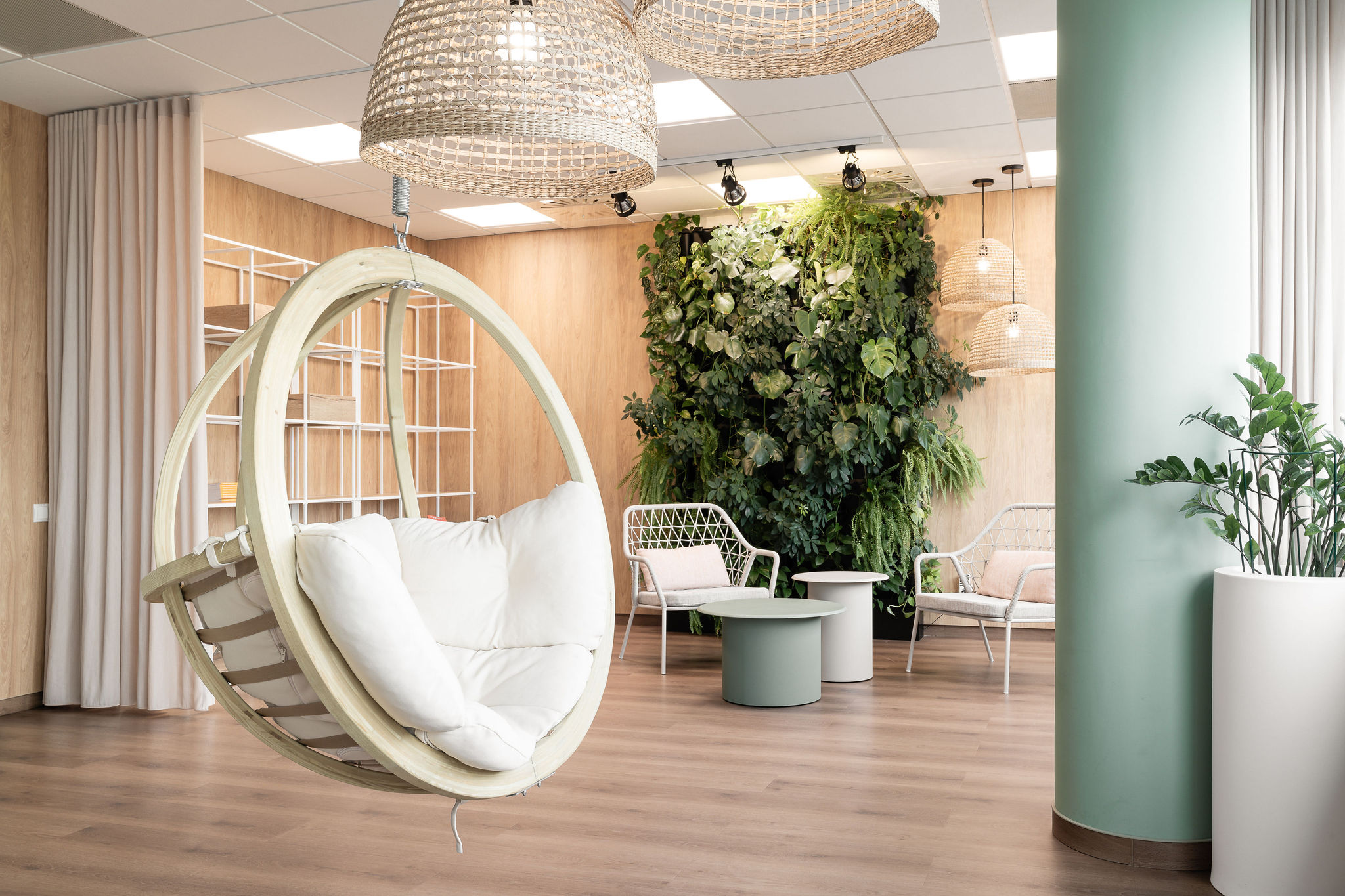 Biuro biuro klienta z branży medycznej w Szczecinie z ciepłą stylistyką i elementami boho