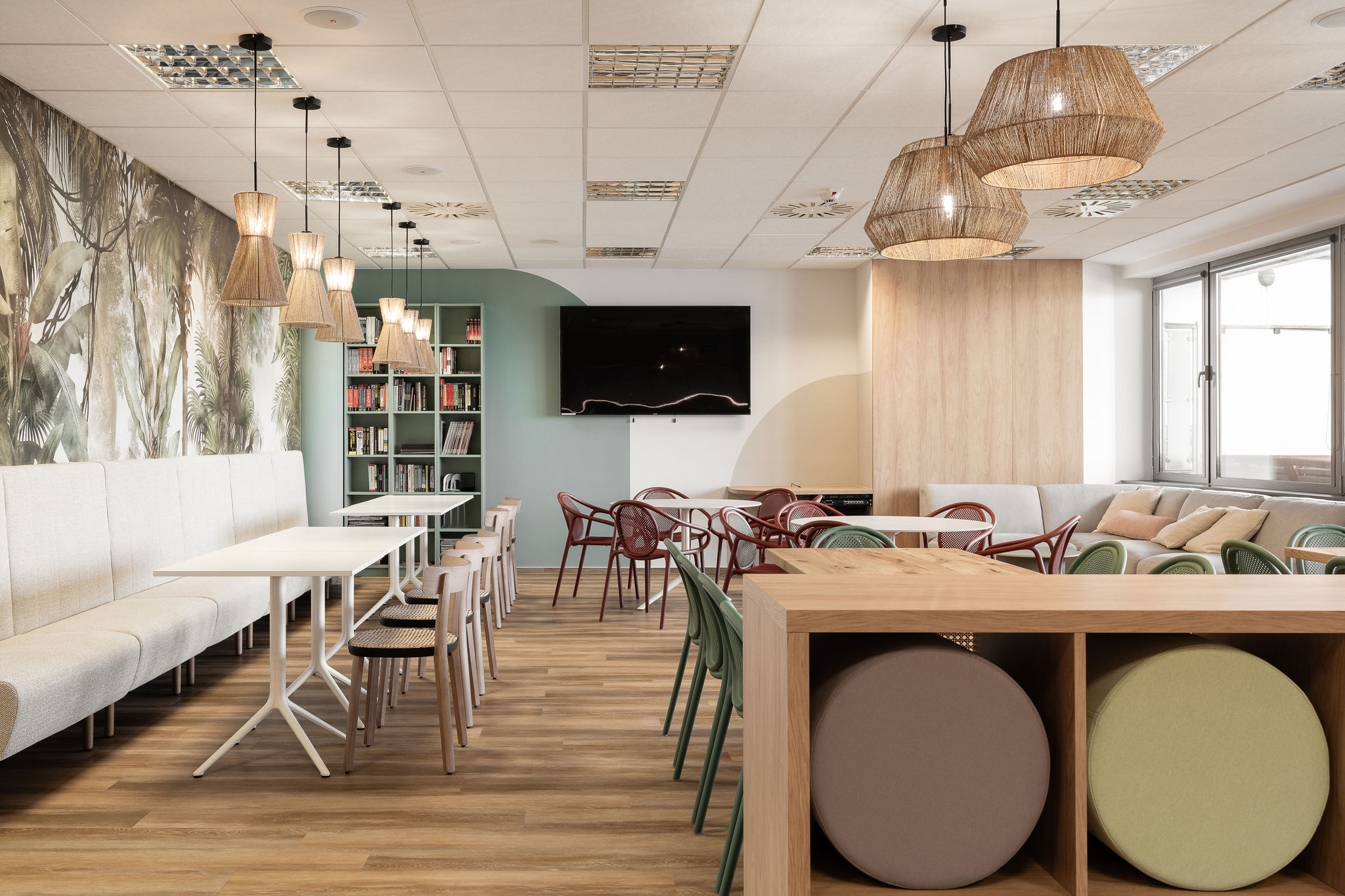 Biuro biuro klienta z branży medycznej w Szczecinie z ciepłą stylistyką i elementami boho