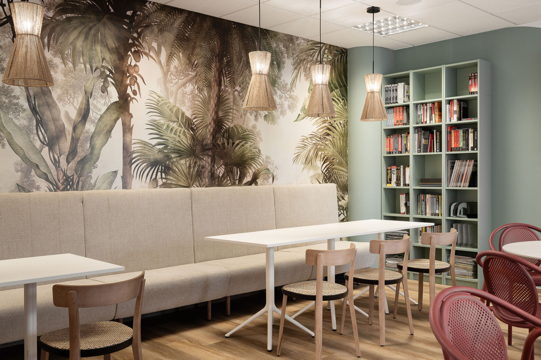 Biuro biuro klienta z branży medycznej w Szczecinie z ciepłą stylistyką i elementami boho