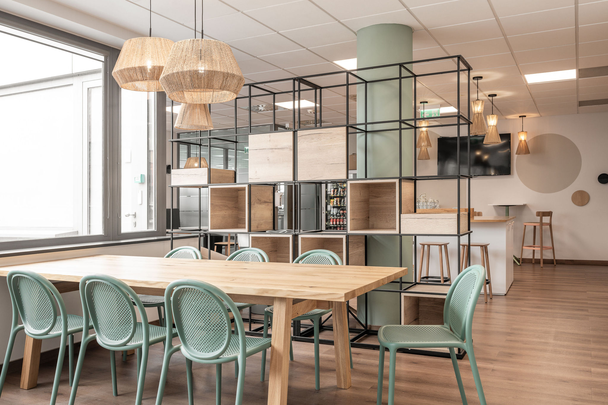 Biuro biuro klienta z branży medycznej w Szczecinie z ciepłą stylistyką i elementami boho