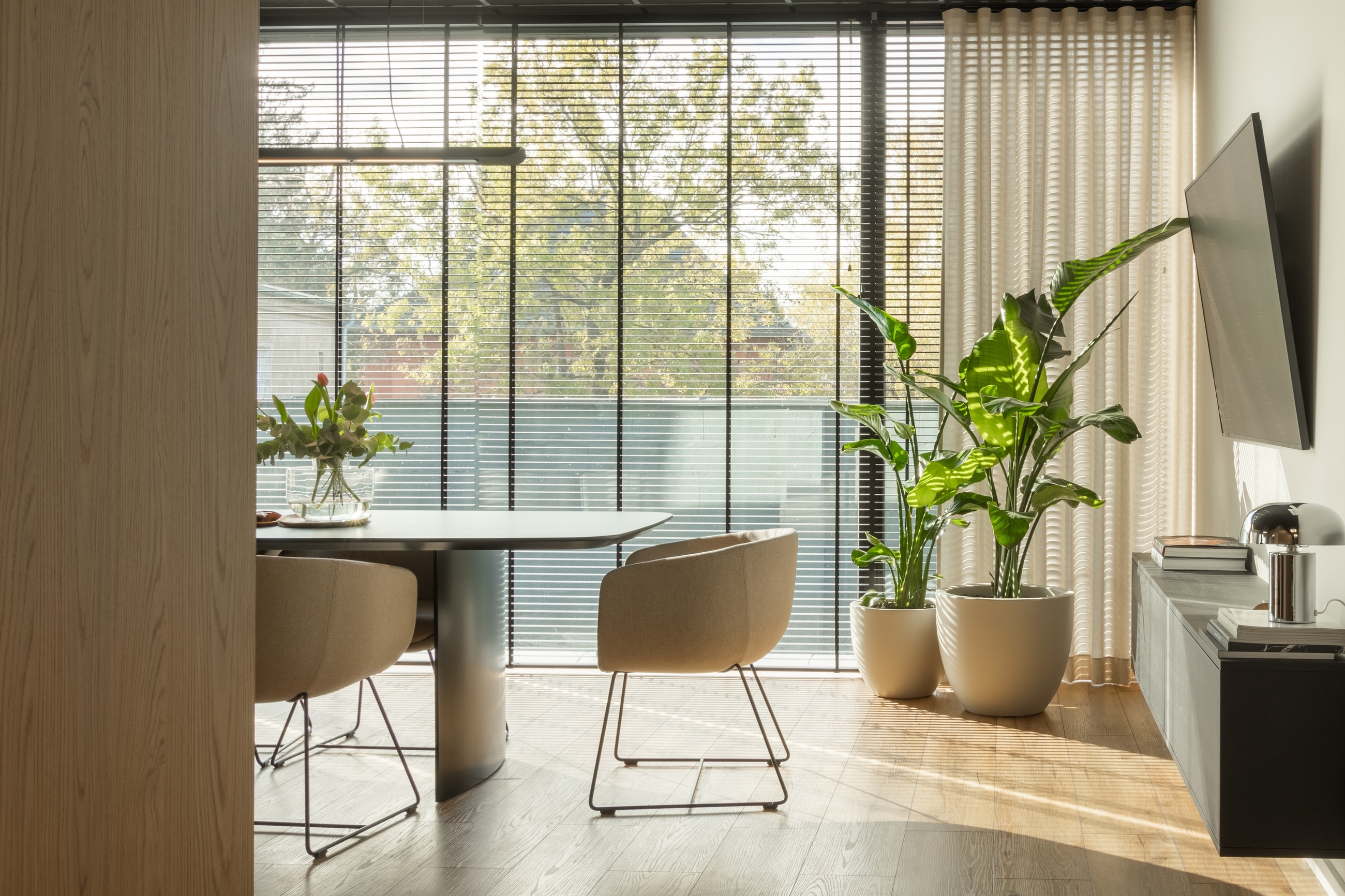 Biuro wytwórni muzycznej w stylu resimercial w Puszczykowie